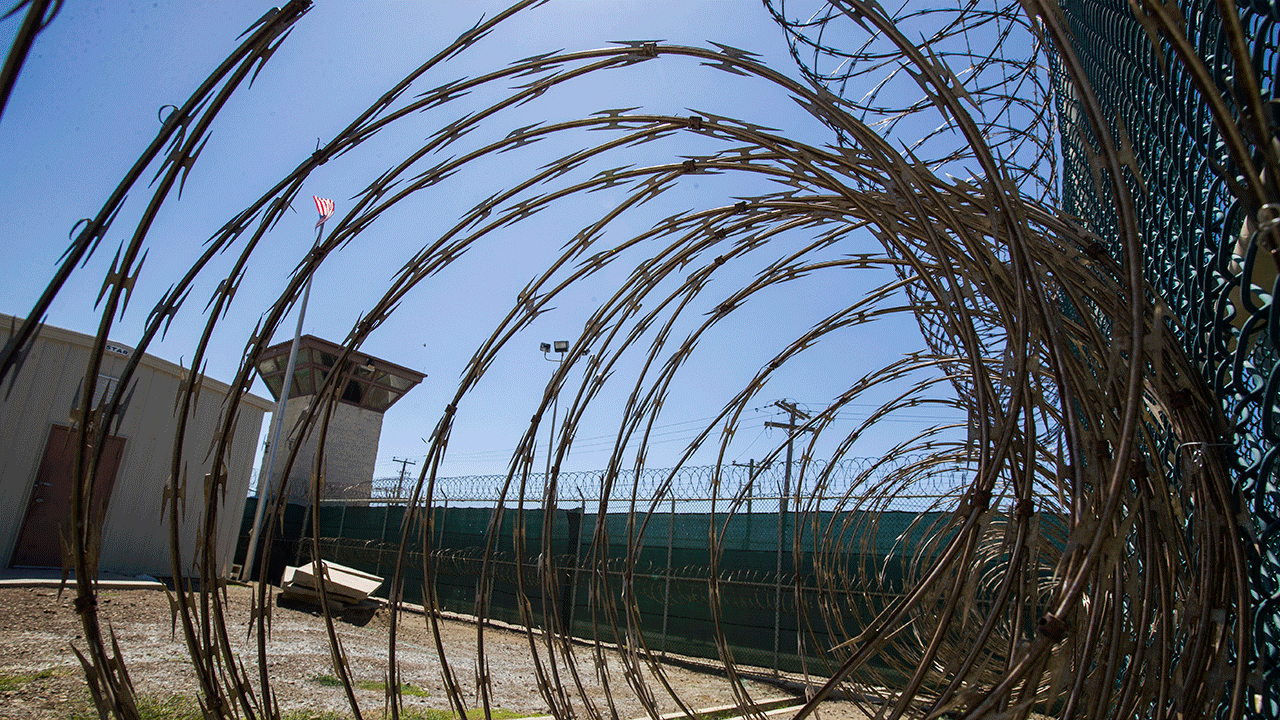 Auf diesem Foto vom 17. April 2019, das von US-Militärbeamten überprüft wurde, ist der Kontrollturm durch den Stacheldraht in der Lager-VI-Hafteinrichtung auf dem Marinestützpunkt Guantanamo Bay, Kuba, zu sehen.
