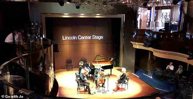 Oben tritt während Jos Reise ein klassisches Quartett auf der Lincoln Center Stage auf