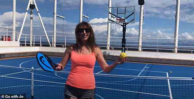 Pickleball ist ein Schlägersport-Hybrid aus Tennis, Badminton und Tischtennis, der mit einem harten Ball und einem soliden Schläger gespielt wird, verrät Jo