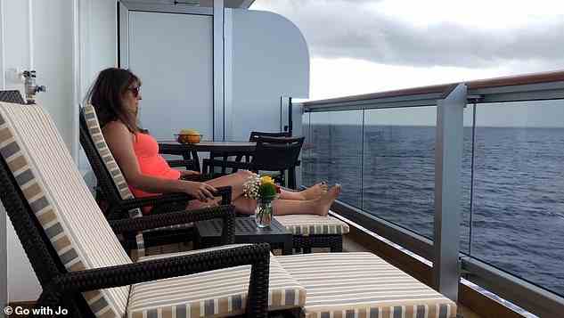 Jo genießt den Blick auf die Karibik vom „prunkvoll großen Balkon“ ihrer Suite