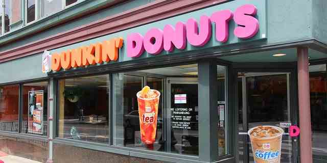 Äußeres des Dunkin Donuts-Shops in Providence.  Das Unternehmen ist mit 15.000 Filialen in 37 Ländern das größte Kaffee- und Backwaren-Franchise der Welt.