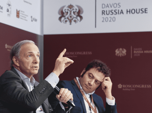 Ray Dalio spricht während der Jahrestagung des Weltwirtschaftsforums 2020 im Russia House in Davos.