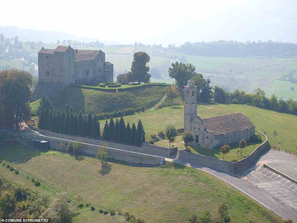 Perched 750 metres above sea level on a strategic hill, it was built around the 12th century and belonged to the Del Carretto family