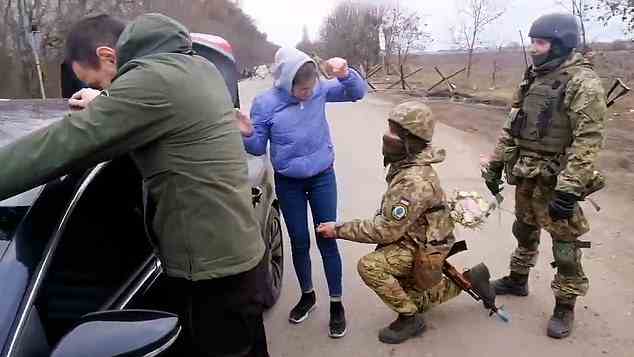 Überraschung: Die Passagierin sah geschockt aus, als sie ihren Partner am Militärkontrollpunkt auf einem Knie liegen sah