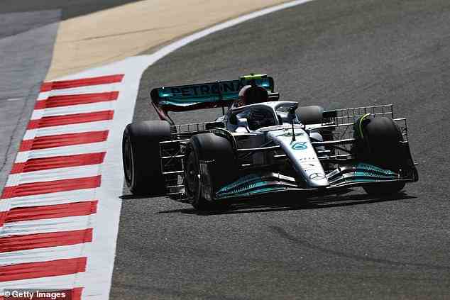 Lewis Hamilton hat am Donnerstag in Bahrain eine Runde mit dem neu gestalteten Mercedes gefahren