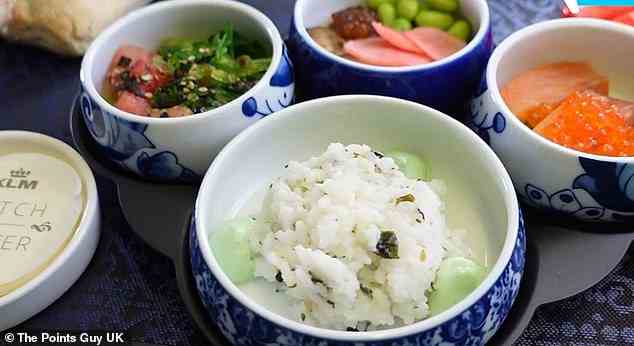 Nickys Vorspeise aus Pilzen, Thunfisch, Wasabi und Reis, serviert in charmanten blauen Schalen