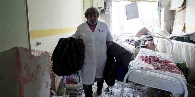 Eine medizinische Mitarbeiterin ist in dem durch Beschuss beschädigten Entbindungsheim in Mariupol, Ukraine, zu sehen