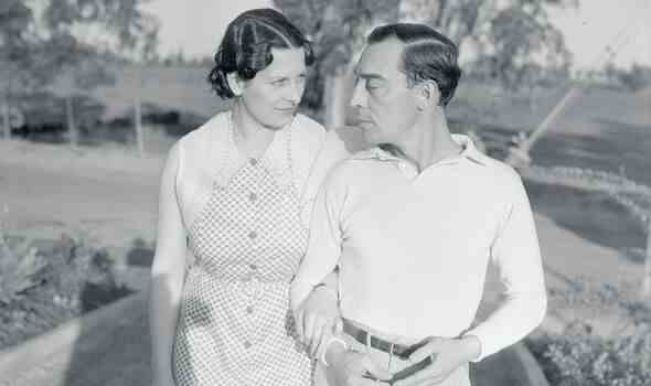Buster Keaton geht mit seiner Frau Mae spazieren.