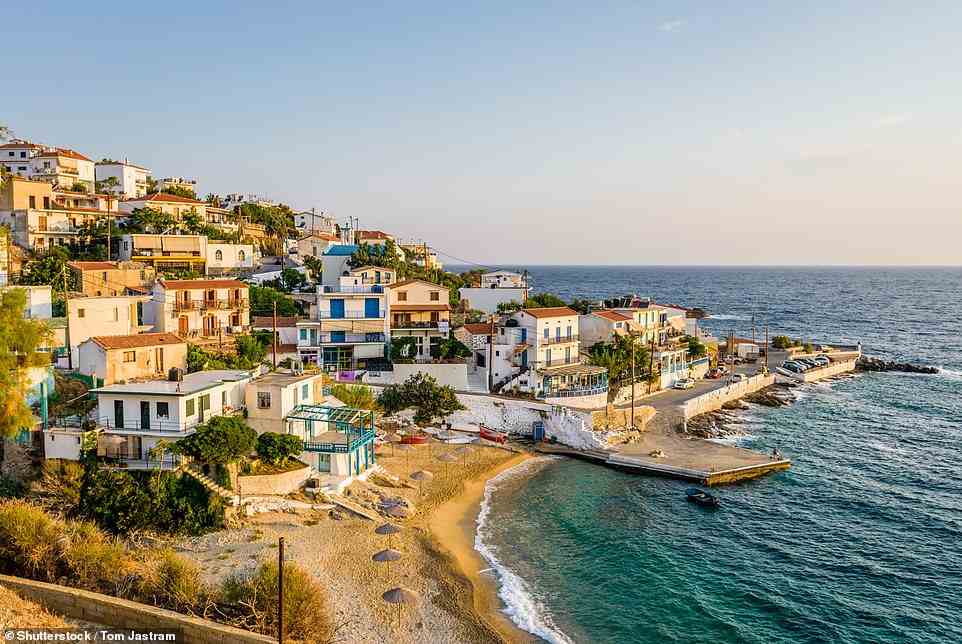 Oben ist das Dorf Armenistis auf Ikaria.  Sieben Nächte B&B im dortigen Erofili Beach Hotel am Wasser kostet mit Cachet Travel ab £1.218