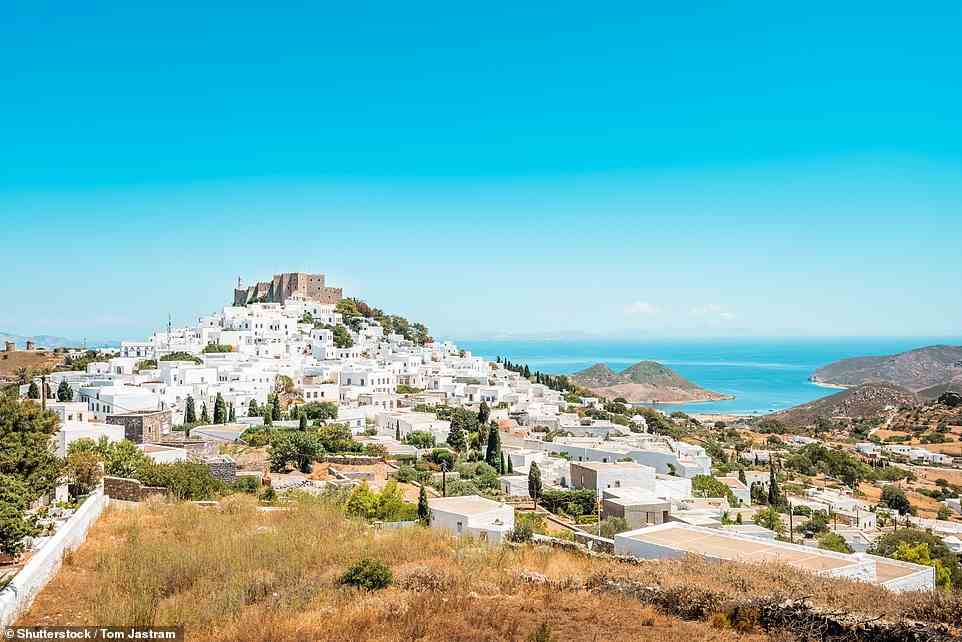 Patmos ist gesegnet mit einer prächtigen mittelalterlichen Hauptstadt, Chora (im Bild), mit Villen, die mit Bougainvillaea und nach Thymian duftenden Hügeln verkleidet sind