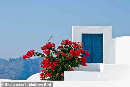 Eine Tür in Santorini.  Es wird angenommen, dass blaue Türen an Häusern, die auf Inseln gefunden wurden, böse Geister abwehren