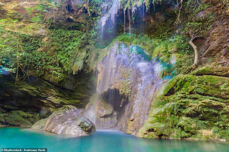 Der Neraida-Wasserfall, der auf der „versteckten und übersehenen“ Insel Kythira in ein aquamarinblaues Becken stürzt