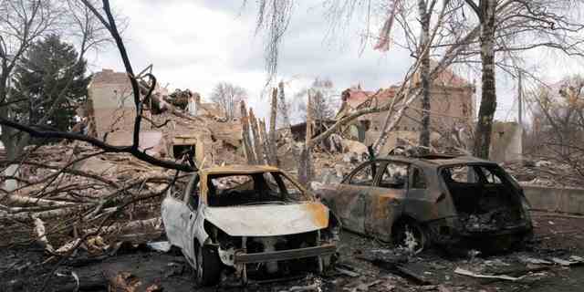 Ausgebrannte Autos nach einem nächtlichen Luftangriff im Dorf Bushiv, 40 Kilometer westlich von Kiew, Ukraine, sind auf diesem Bild zu sehen, das am 4. März 2022 aufgenommen wurde. 