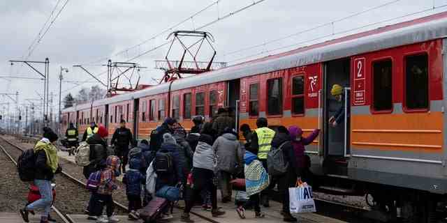 Frauen und Kinder steigen am Donnerstag, den 10. März 2022, nach der Flucht aus der Ukraine am Grenzübergang in Medyka, Polen, in einen Zug nach Krakau ein. UN-Beamte sagten, die russischen Angriffe hätten 2 Millionen Menschen zur Flucht aus der Ukraine gezwungen. 