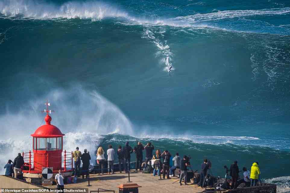 Daten vom 29. Oktober 2020 zeigen, dass die Offshore-Wellenhöhe mehr als 20 Fuß (6 Meter) hoch war, mit einer Wellenperiode von 17 Sekunden