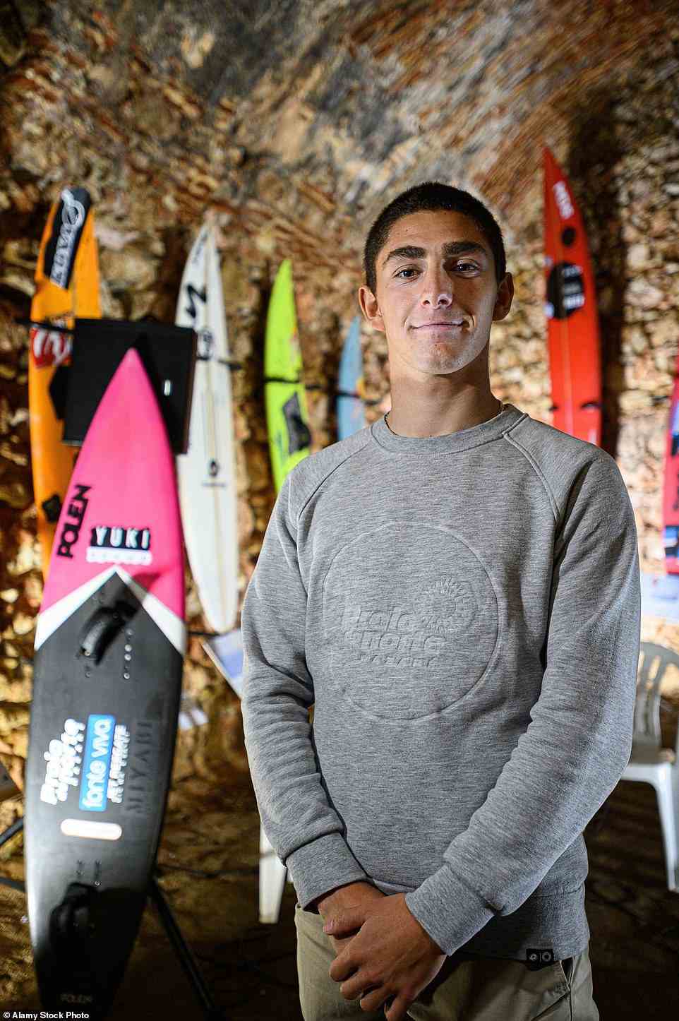 Der portugiesische Surfer António Laureano (im Bild) hat am Praia do Norte in Nazaré, Portugal, möglicherweise die größte Welle aller Zeiten gesurft