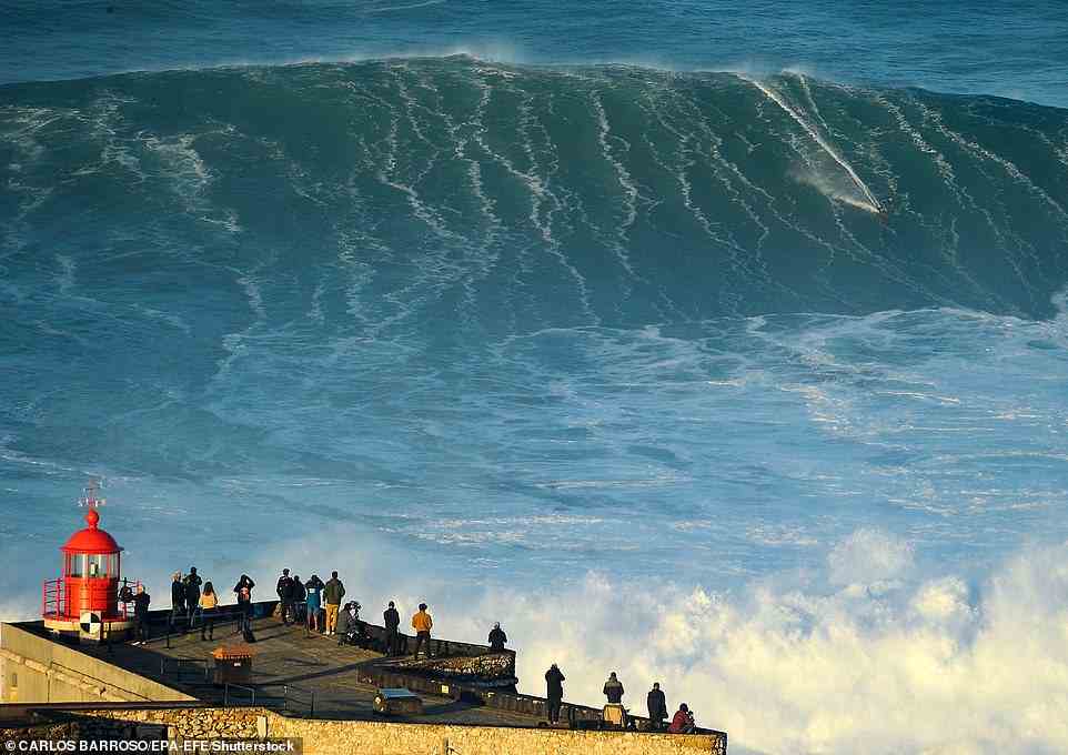 Dies ist jedoch, bevor die Wellen steigen, wenn sie anfangen, sich zu schwärmen und näher an der Küste zu brechen, sodass Surfer in Küstennähe viel höhere Wellen reiten würden (Bild).