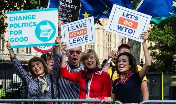 Pro- und Anti-Brexit-Demonstranten protestieren vor dem Houses of Parliament