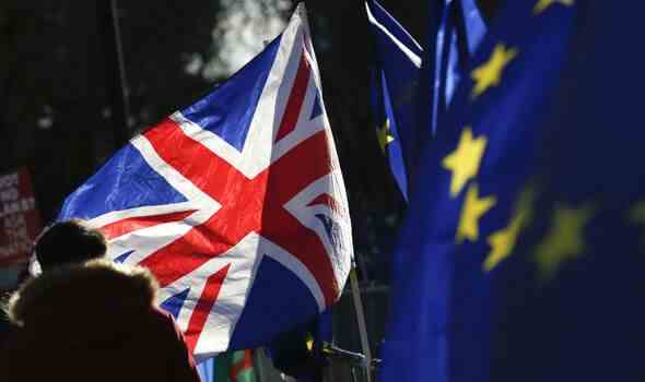 ein Union Jack, fliegt während der laufenden Pro- und Anti-Brexit-Proteste neben den Flaggen der Europäischen Union (EU).