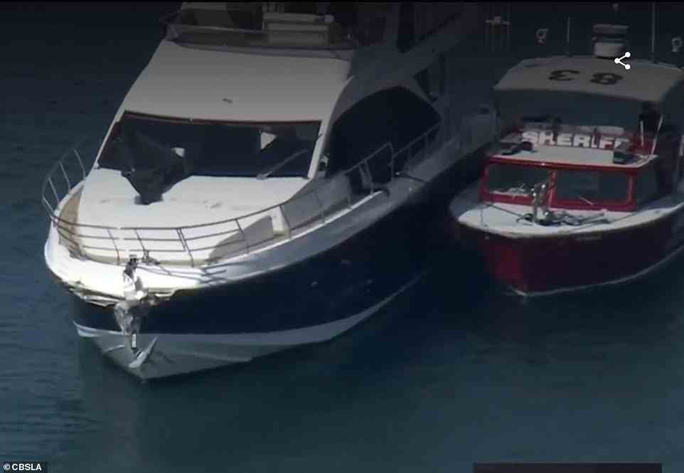 Er stahl ein Boot nach Vandalismus-Autos und prallte gegen eine Mauer in der Nähe der Lido Island Bridge.  Die Sheriff-Abteilung eskortierte das Boot (im Bild) zur Werft der Sheriff's Harbour Patrol Division in Corona del Mar