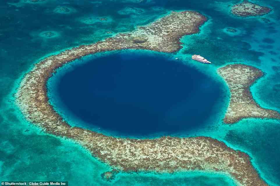 Taucher werden Belize lieben – erkunden Sie das abgebildete Great Blue Hole des Landes auf einer Reise mit Dive Worldwide