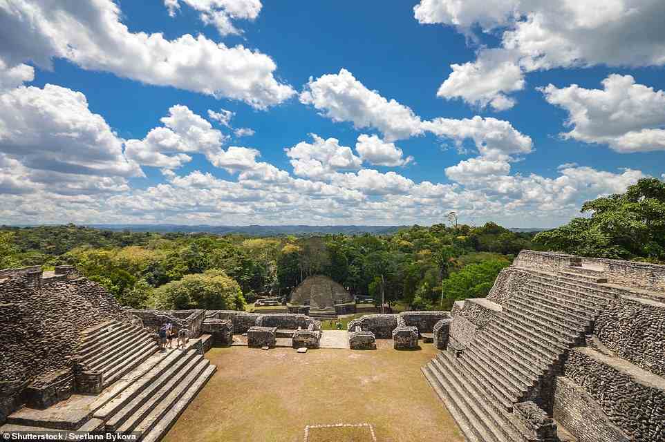 Tief in einem tropischen Wald in Belize befindet sich die mysteriöse Maya-Zitadelle von Caracol (Bild oben).