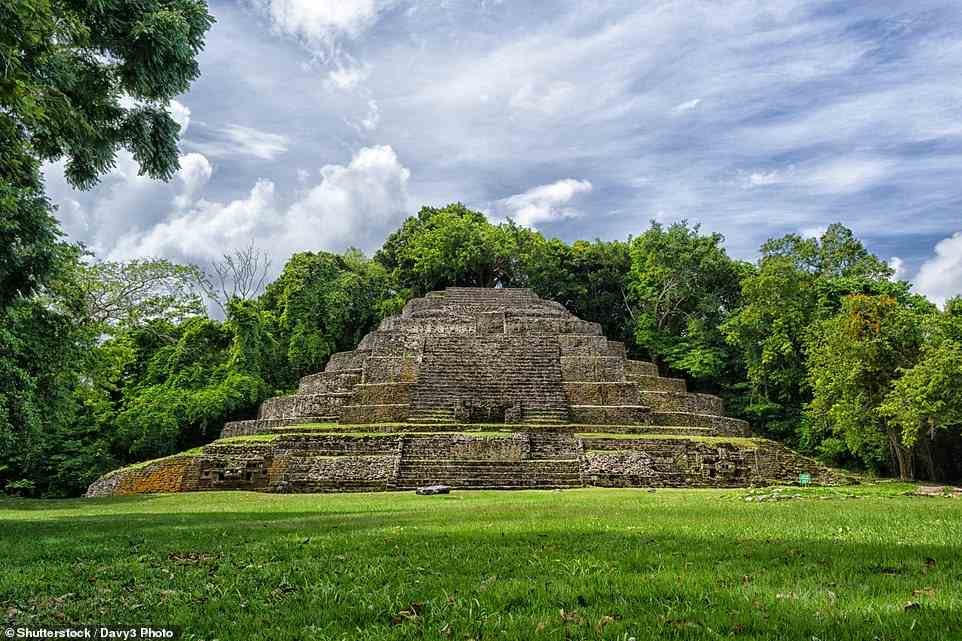 Der Kurzurlaub von Rainbow Tours, der ab 3.095 £ pro Person kostet, macht Halt an den Maya-Ruinen in Lamanai.  Oben ist der Lamanai-Jaguar-Tempel