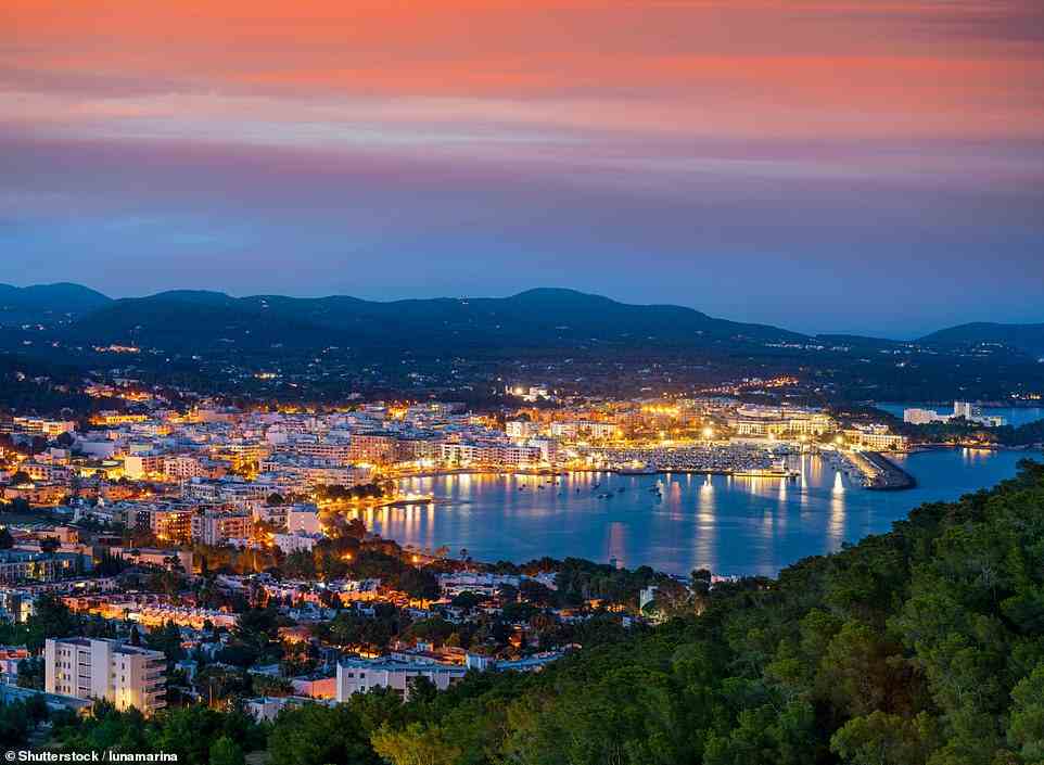 Die Urlaubsbasis der Gruppe ist Santa Eulalia (im Bild), ein kleiner Badeort, eine halbe Stunde von Ibiza-Stadt entfernt an der Ostküste