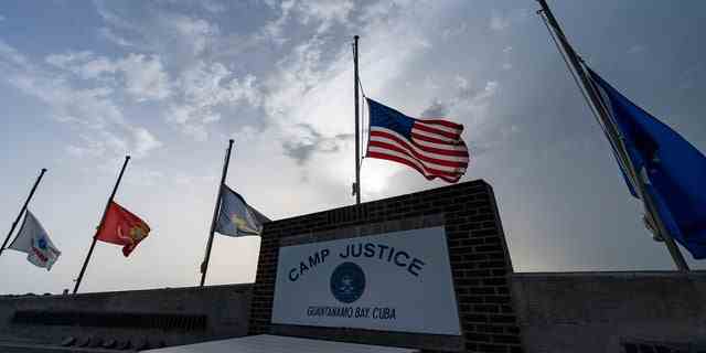 Flaggen wehen auf Halbmast im Camp Justice auf dem Marinestützpunkt Guantanamo Bay, Kuba, zu Ehren der US-Soldaten und anderer Opfer, die bei dem Terroranschlag in Kabul, Afghanistan, getötet wurden.