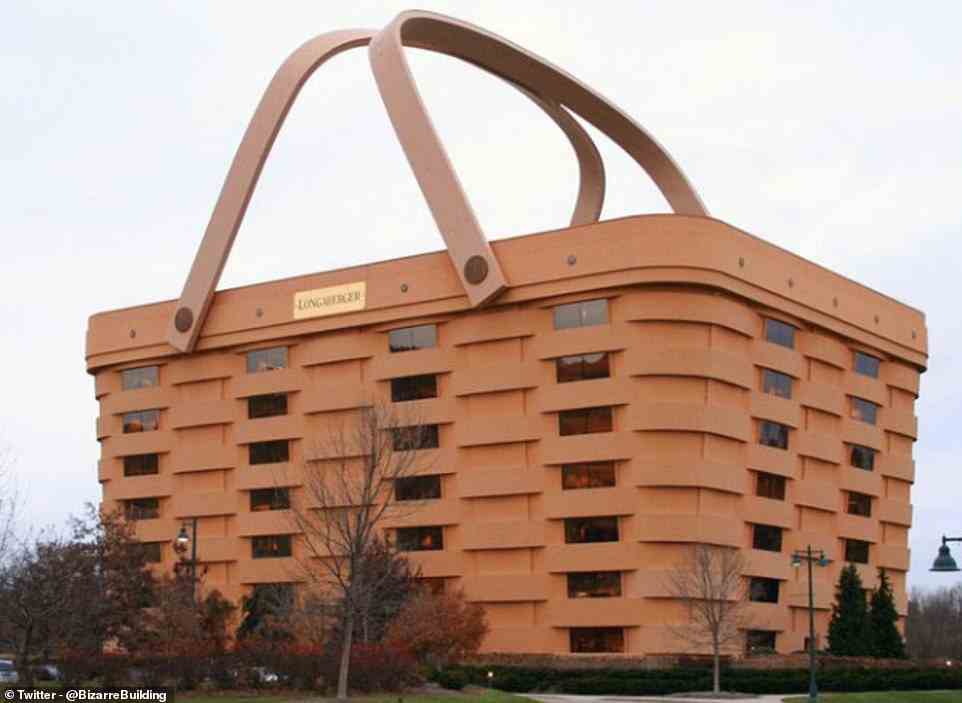 Dieses bizarre Gebäude, das als „Korbgebäude“ bekannt ist, wurde ursprünglich 1997 als Heimat der Lifestyle- und Korbmarke Longaberger Company in Newark, Ohio, erbaut.
