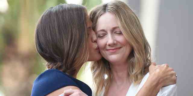 Jennifer Garner, links, küsst ihre Schauspielkollegin Judy Greer, als Garner am 20. August 2018 in Hollywood, Kalifornien, einen Stern auf dem Hollywood 0Walk of Fame erhält.