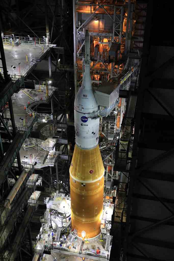 VAB Artemis I Space Launch System Rakete und Orion-Raumschiff
