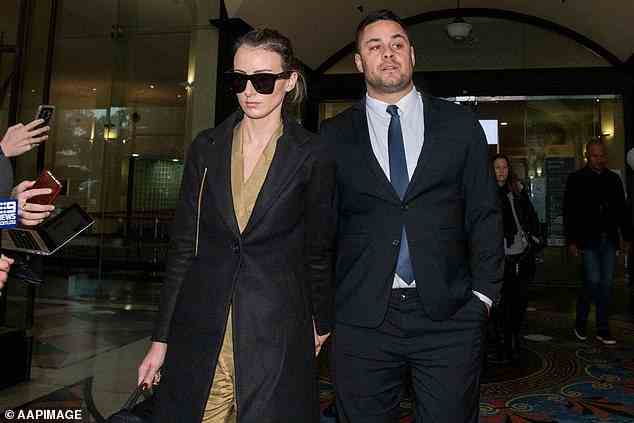 Hayne (rechts) und Ehefrau Amellia Bonnici verlassen am 22. März 2021 nach einem früheren Auftritt das Bezirksgericht Downing Centre in Sydney