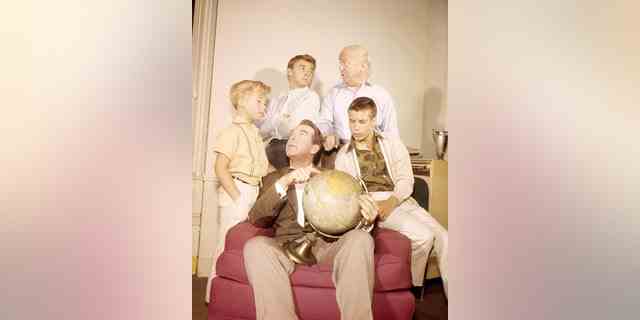 Einige der Darsteller der TV-Serie "Meine drei Söhne," ca. 1963. Im Uhrzeigersinn von links: Stanley Livingston, Tim Considine (1940–2022), William Frawley (1887–1966), Don Grady (1944–2012) und Fred MacMurray (1908–1991).