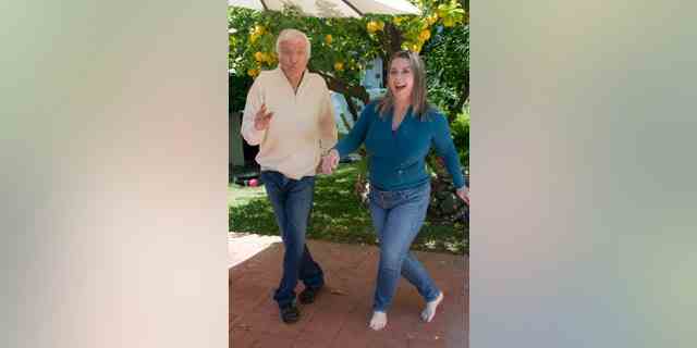 Dick Van Dyke und Arlene Silver tanzen zu Hause in Malibu, Kalifornien.