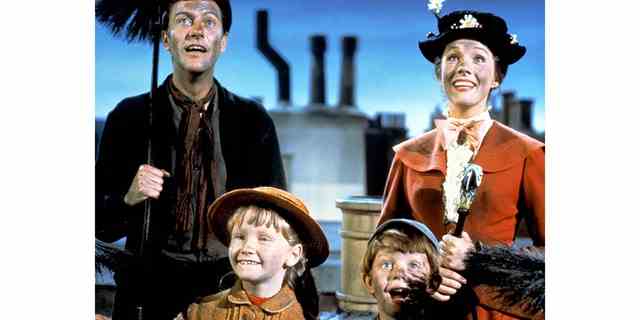 Dick Van Dyke als Bert, Julie Andrews als Mary Poppins, Karen Dotrice als Jane Banks und Matthew Garber als Michael Banks im Disney-Musical "Mary Poppins," Regie: Robert Stevenson, 1964.