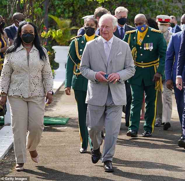Im November besuchte Prinz Charles Barbados (oben) für eine Zeremonie, um seine historische Entscheidung zu markieren, die Königin als Staatsoberhaupt zu entfernen