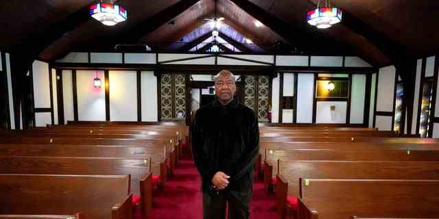 Rev. David Bigsby posiert für ein Foto in seiner Kirche in Lansing, Illinois.