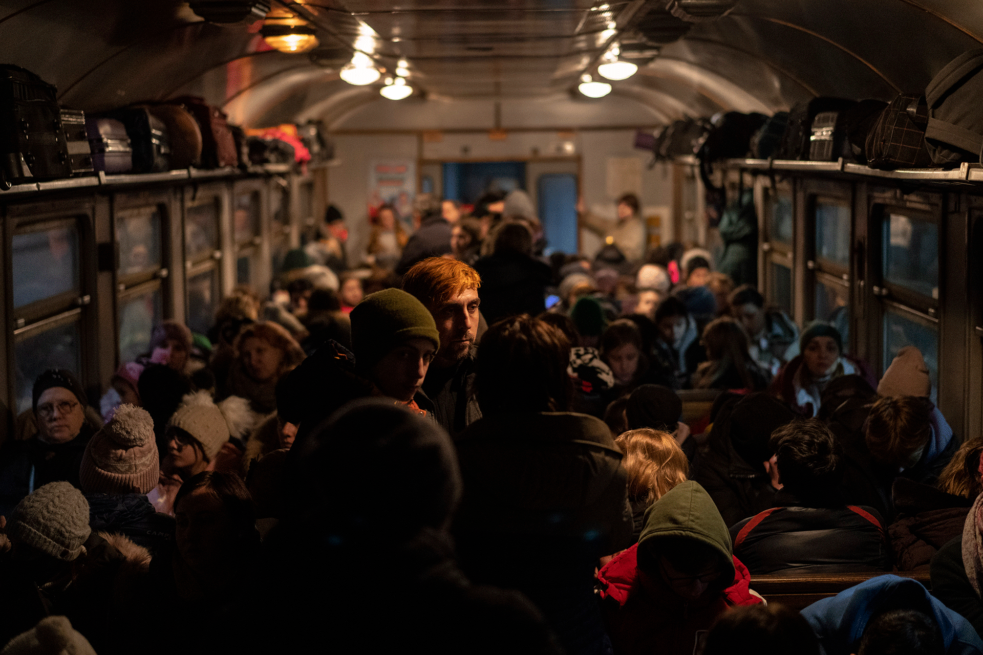 Vertriebene Ukrainer an Bord eines Zuges nach Polen in Lemberg, Westukraine, Sonntag, 13. März 2022. 