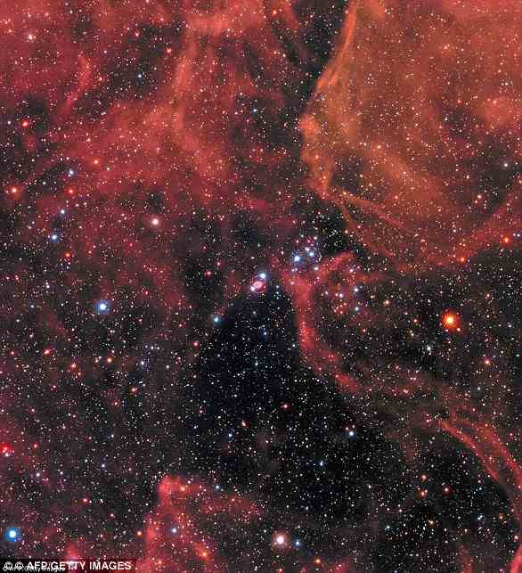 1987 entdeckten Astronomen eine „titanische Supernova“ in einer nahe gelegenen Galaxie, die mit der Kraft von über 100 Millionen Sonnen strahlte (Bild).