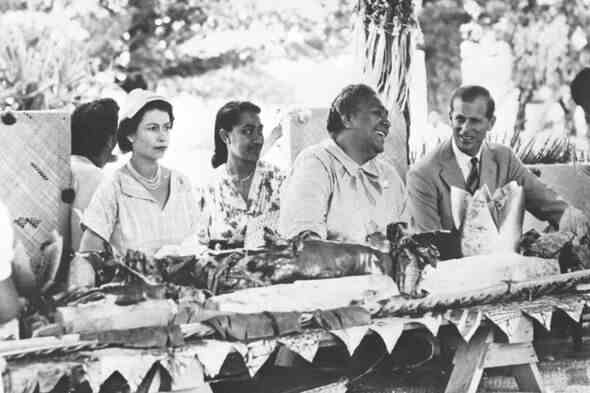 Königin von Tonga Salote Tupou III gibt einen Empfang zu Ehren von Königin Elizabeth II und ihrem Ehemann Prinz Philip