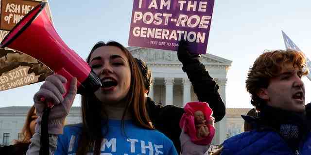 Ein Anti-Abtreibungs-Demonstrant protestiert am 1. Dezember 2021 in Washington, DC, am Tag der Anhörung von Argumenten im Mississippi-Abtreibungsrechtsfall Dobbs gegen Jackson Women's Health vor dem Gebäude des Obersten Gerichtshofs.