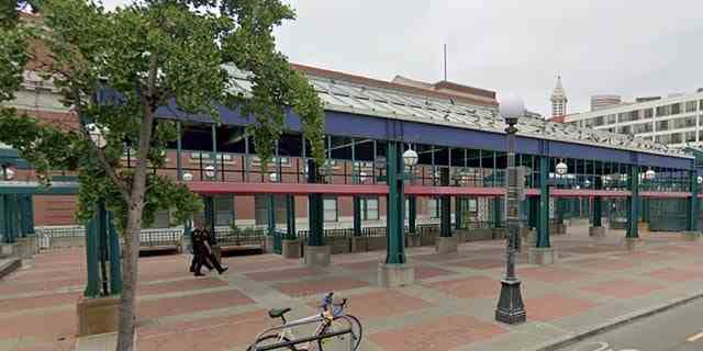 Der unprovozierte Angriff auf die Stadtbahnstation Chinatown-International District in Seattle Anfang dieses Monats führte dazu, dass eine 62-jährige Frau drei gebrochene Rippen und ein gebrochenes Schlüsselbein erlitt, teilten die Behörden mit.