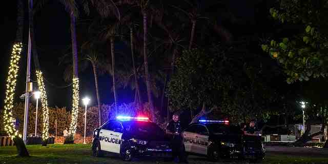 Ein Polizist aus Miami Beach bewacht am 22. März 2021 den Ocean Drive in Miami Beach, Florida.