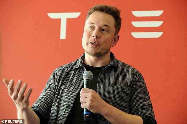 Der milliardenschwere Tesla-Gründer Elon Musk, berüchtigt für seine bizarren Social-Media-Rants, schläft nur sechs Stunden pro Nacht.  Musk ist während einer Medientour durch die Tesla Gigafactory in Nevada abgebildet