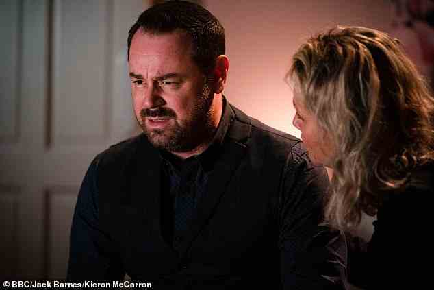 Kämpfe: Neue Fotos aus der beliebten BBC One-Soap zeigen Janine, die Mick tröstet, während er sich mit seinen Zweifeln auseinandersetzt, ob er genug getan hat, um Tina Carter in ihrer Zeit der Not zu helfen
