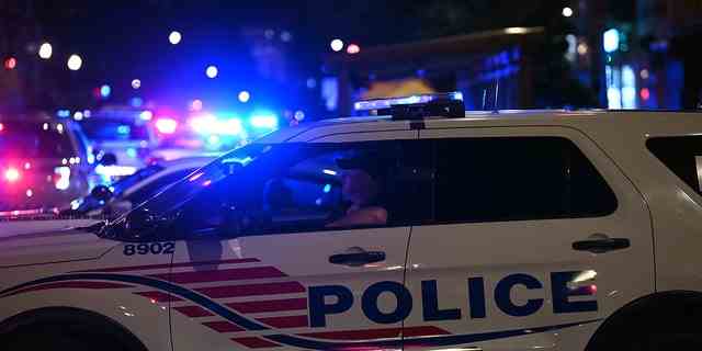 Polizeiautos blockieren eine Straße nach einer Schießerei in einem Restaurant in Washington, DC, am 22. Juli 2021.