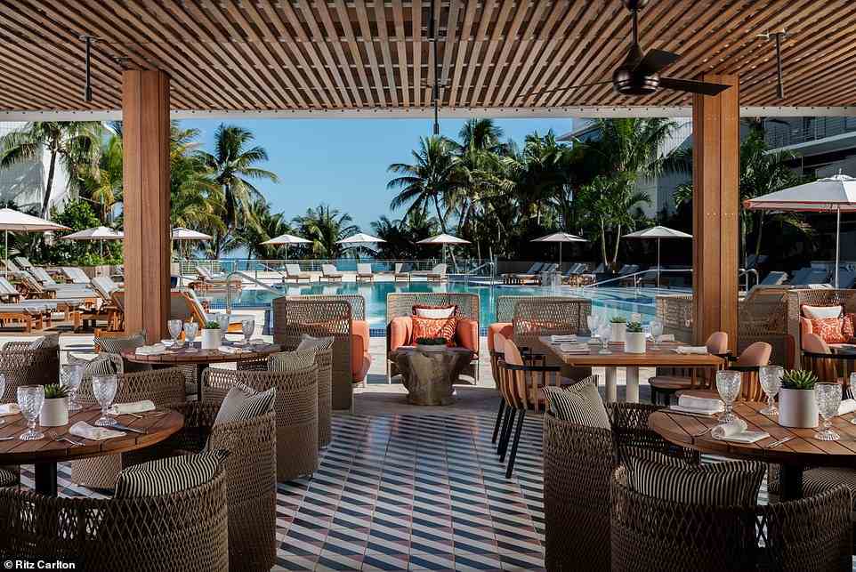 Hier abgebildet ist der Terrassenbereich des lateinamerikanischen Restaurants im The Ritz-Carlton, Fuego Y Mar