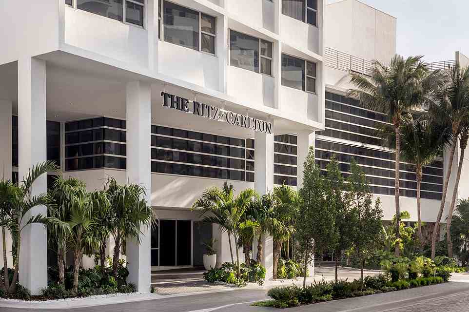 Das Ritz-Carlton befindet sich in einem der Art-Deco-Gebäude, für die Miami so berühmt ist, mit klaren weißen Linien, die sich vor dem klaren blauen Himmel Floridas abheben