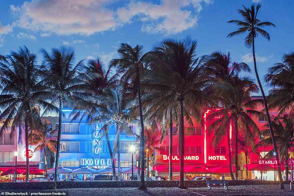 Das Miami Beach Architectural District beherbergt die größte Sammlung von Art-Deco-Gebäuden der Welt und ist abends ein faszinierender, neonbeleuchteter Regenbogen aus Farben